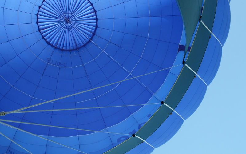 Blauer Heißluftballon
